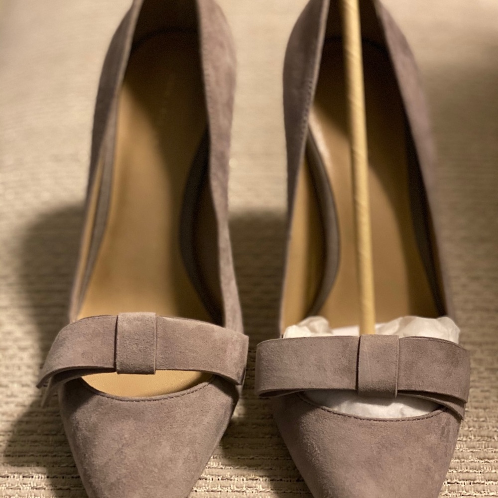 Ann Taylor Odette suede bow pump